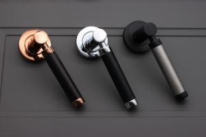 Door handles of dual tones.